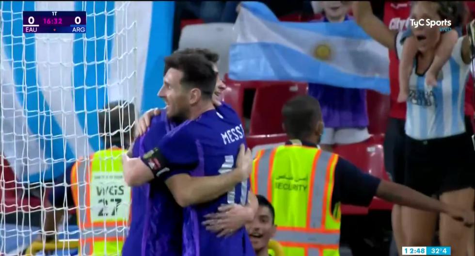Gol Julián Álvarez para el 1-0 de Argentina vs. Emiratos Árabes tras pase de Messi 