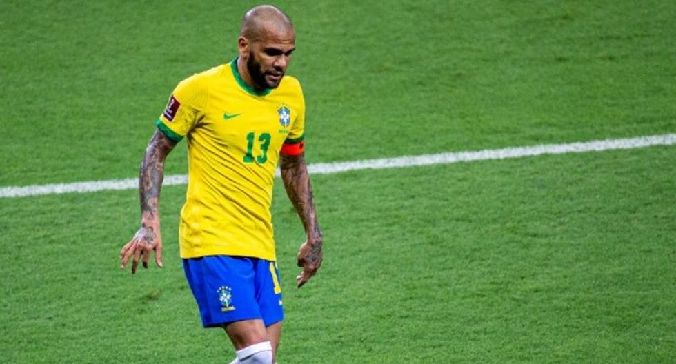 DT de la selección de Brasil respalda a Dani Alves tras recibir críticas por su convocatoria