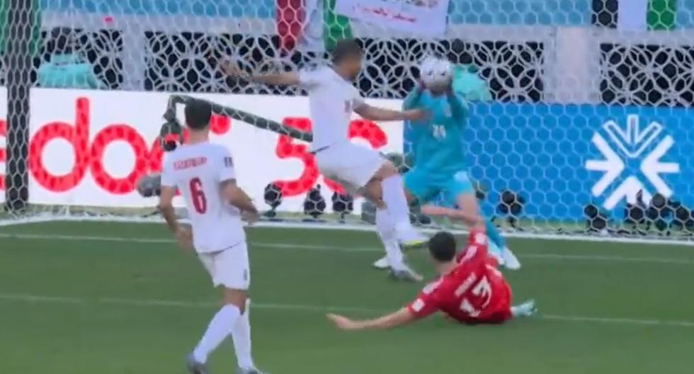 La jugada más peligrosa del primer tiempo: Hosseini atajó el disparo de Moore en el Irán vs. Gales 