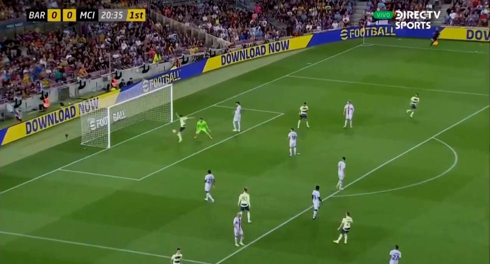 Tras blooper del portero: gol de Julián Álvarez en el 1-0 del City vs. Barcelona 
