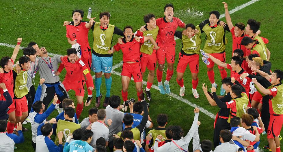 With cellphones as protagonists: South Korea celebrated their passage to the round of 16 like this.