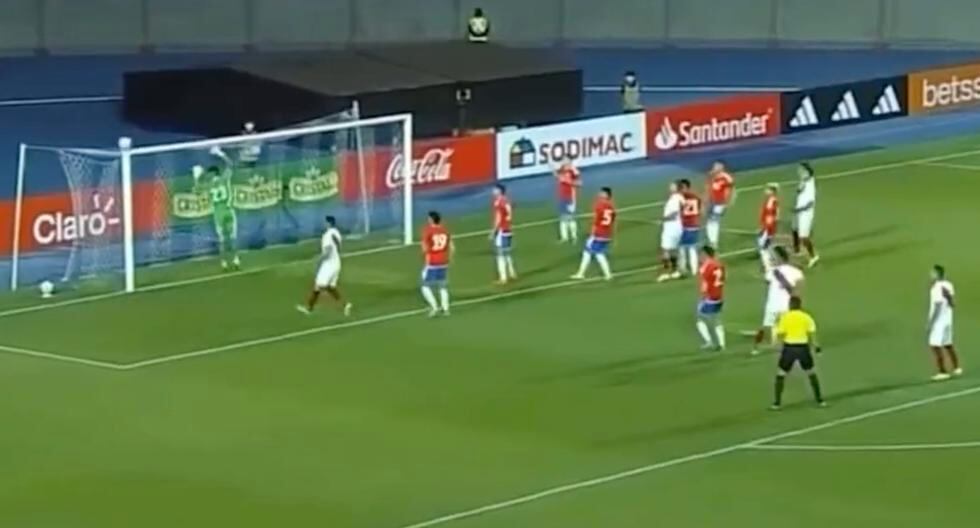 Casi anota gol olímpico: Yuriel Celi estuvo cerca de anotar en el Perú vs. Chile Sub 23 