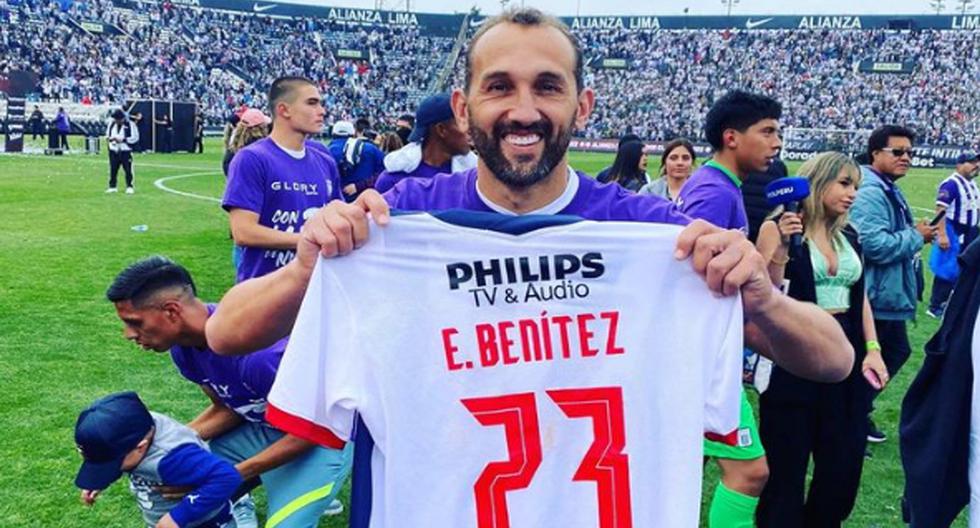 Siempre lo recuerda: Hernán Barcos celebra con la camiseta de Edgar Benítez