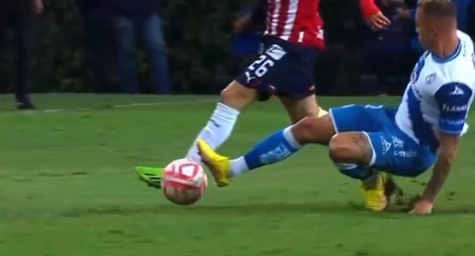 Puebla football player made a sliding tackle and fractured his ankle within five minutes.