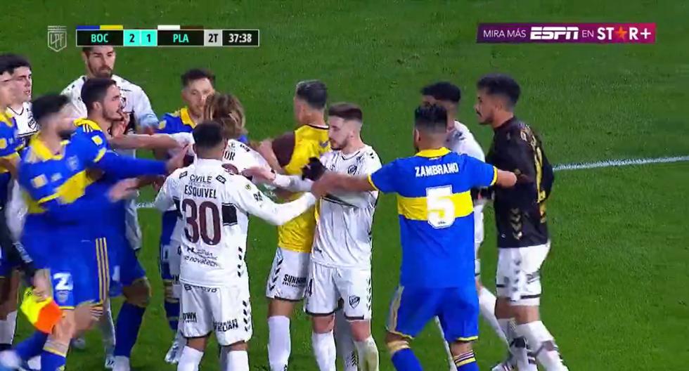 La calma de Zambrano: separó a los jugadores durante el pleito en el Boca vs. Platense 