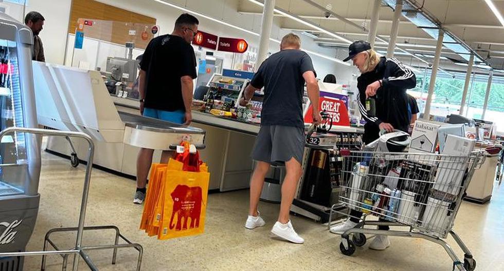 Haaland fue captado mientras hacía las compras del hogar en un supermercado