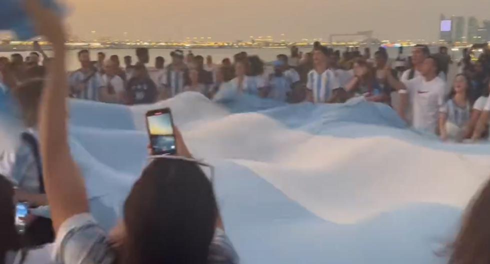 Selección de Argentina: el espectacular banderazo de los hinchas en las calles de Doha