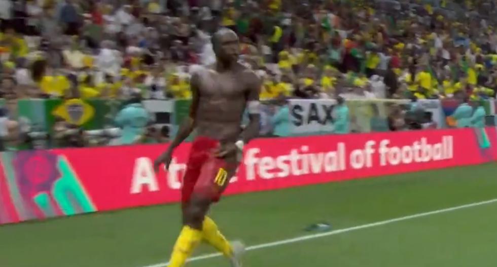 Aboubakar anotó el gol del triunfo de Camerún sobre Brasil, pero se quitó la camiseta y fue expulsado 