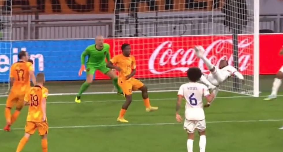 Dodi Lukebakio casi anota un golazo de chalaca en el último minuto del Bélgica - Países Bajos