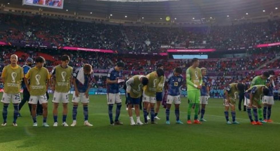 Japanese soccer players apologize to their fans for the defeat against Costa Rica.