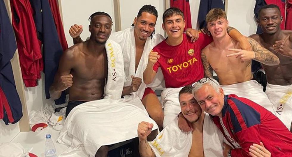 Como un jugador más: Mourinho festejó con sus dirigidos en los vestuarios tras el triunfo de Roma