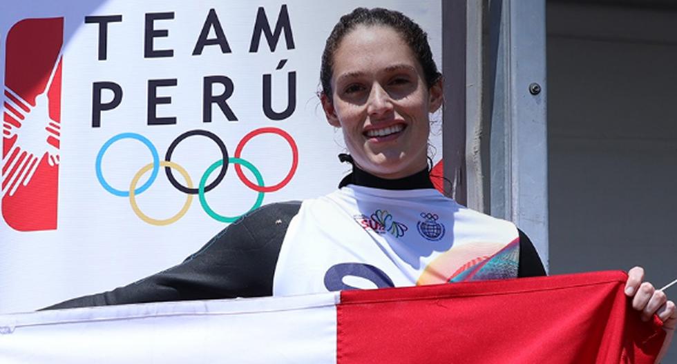 Natalia Cuglievan en el podio: la deportista obtuvo medalla de plata en esquí acuático de los Juegos Suramericanos