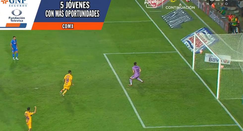 Blooper de Jurado no contuvo el balón: Sebastián Córdova anota el 2-2 de Tigres sobre Cruz Azul