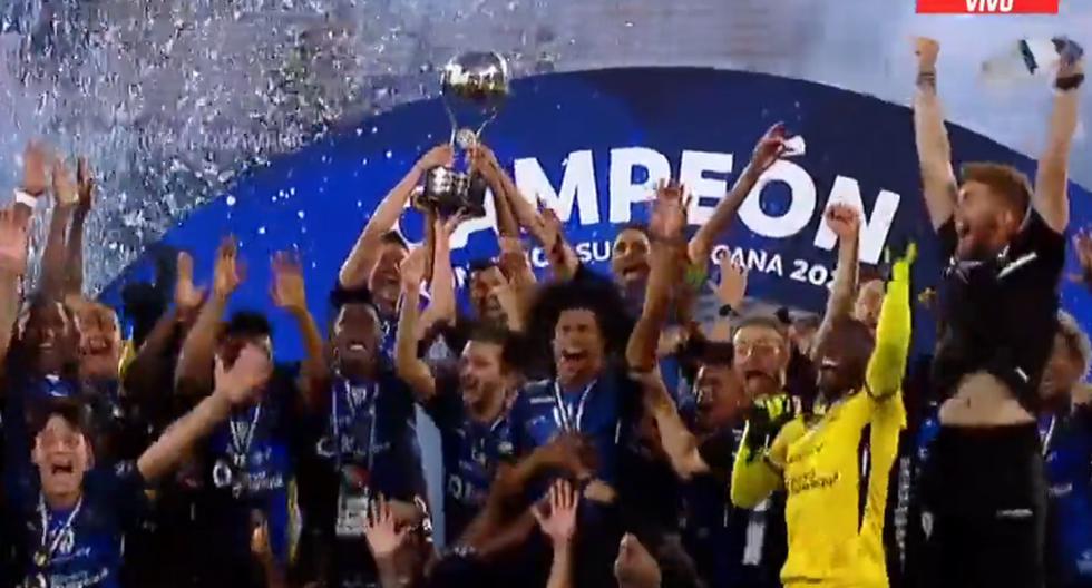 Independiente del Valle y el preciso momento en el que levanta el trofeo de la Copa Sudamericana