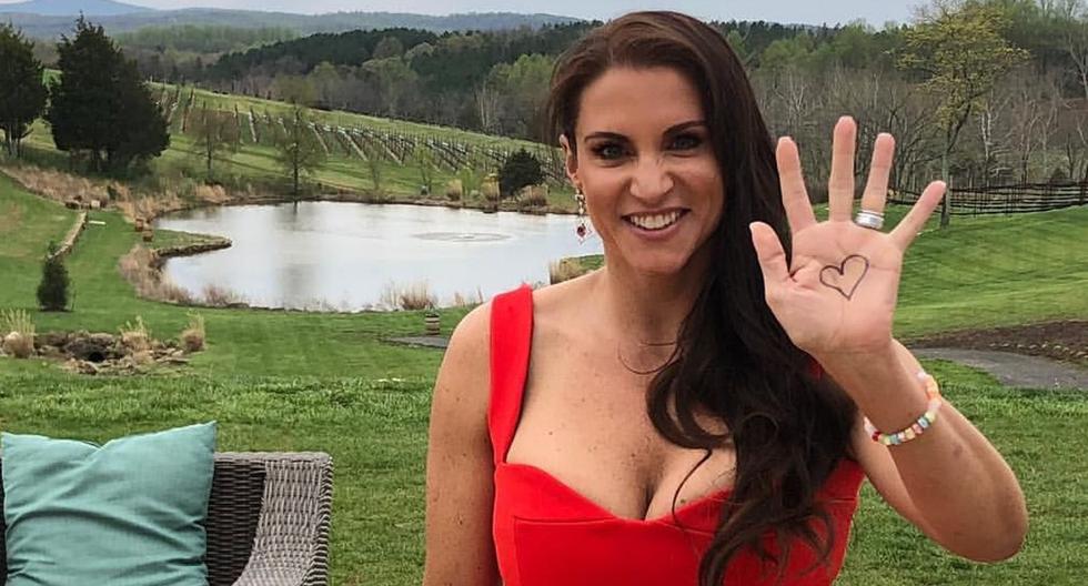 Stephanie McMahon announces her definitive resignation from WWE.