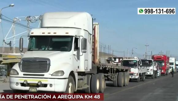 Camiones bloquearon el kilómetro 48 de la vía penetración de ingreso a Arequipa. (Captura: América Noticias)