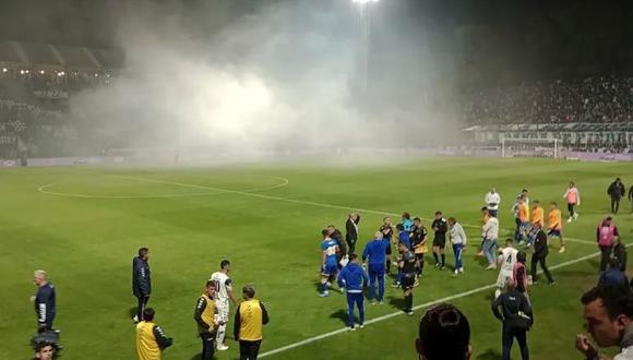 La Policía utilizó gases lacrimógenos para dispersar a los hinchas en el Gimnasia vs. Boca Juniors. (Foto: AFP)