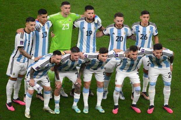 Argentina con la camiseta titular, medias y shorts blancos. (Foto: AFP)