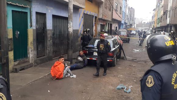 Policías del Escuadrón de Emergencia Centro intervinieron a presuntos miembros de la banda ‘Los Fierreros de San Jacinto’. (fotos: Mónica Rochabrum/Trome)