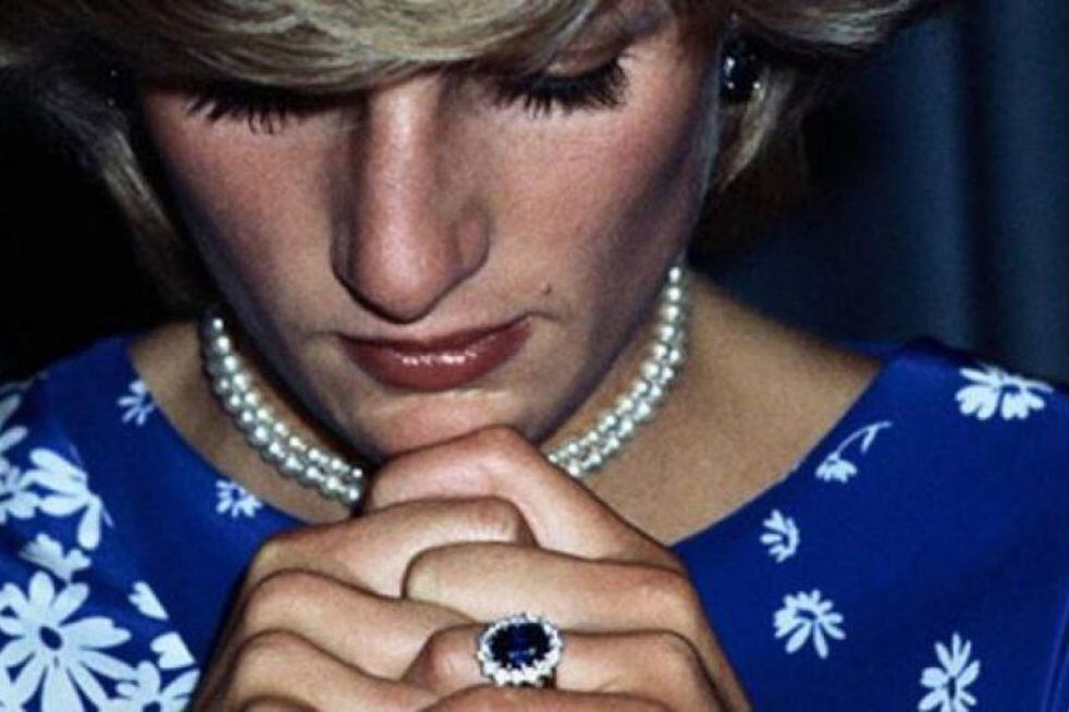 Magaly wears a luxurious blue ring that her notary gave her: Same sapphire as Princess Diana