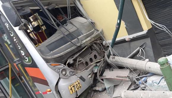Reportan heridos luego que bus se estrellara contra vivienda en Miraflores.(Captura: Lima en Alerta/Facebook)