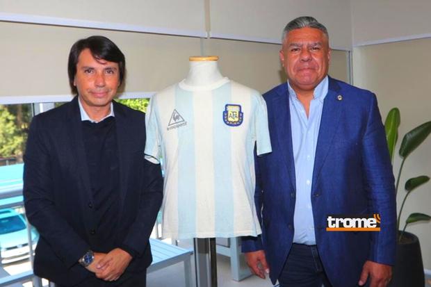 'Chiqui' Tapia posa con la camiseta recuperada de Diego Maradona (Foto: @argentina)