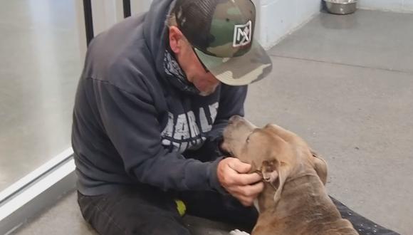 El hombre y su perro estuvieron muy felices de verse nuevamente. (Foto: Washington County, TN Animal Shelter / Facebook)