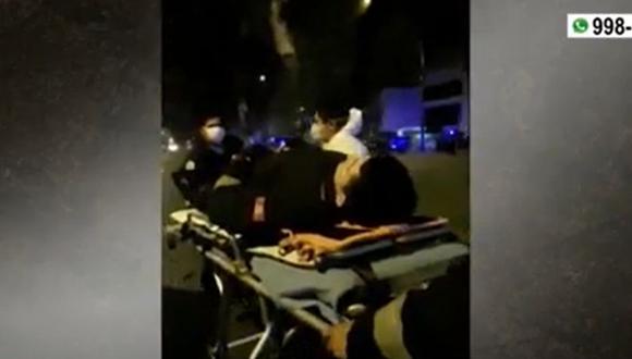 Los serenos atropellados por vehículo policial de la comisaría de San Isidro vienen siendo atendidos en una clínica local. (Captura: América Noticias)