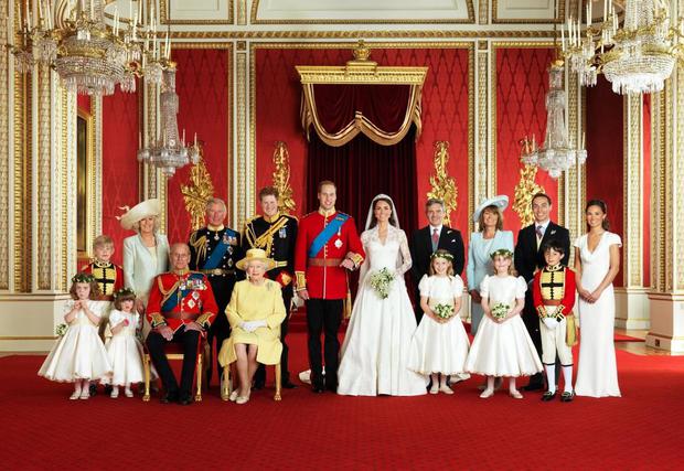 The royal couple, how could it be, otherwise gave the "Yes" in a royal castle (Photo: Getty Images)