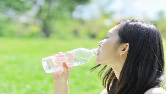 "El agua constituye casi el 60% del cuerpo humano, no obstante a menudo subestimamos la importancia de la hidratación", indicó la Dra. María Isabel Vera. (Foto: GettyImages)