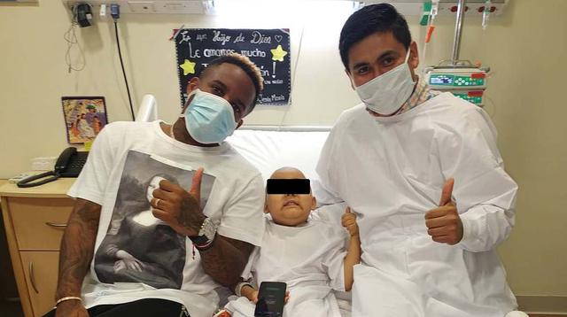 Jefferson Farfán visitó a niño con leucemia en hospital del Niño. (Fotos: Instagram)
