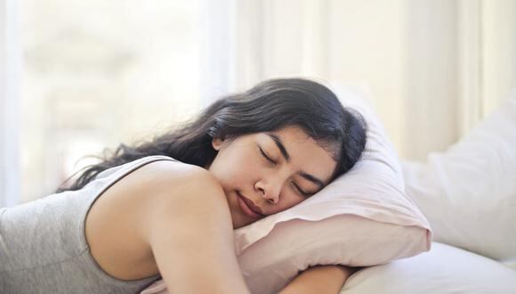 A veces nos cuesta conciliar el sueño y no sabemos qué hacer para descansar, pero existen técnicas de respiración que lograrán que duermas tranquila. (Foto: Pexel)