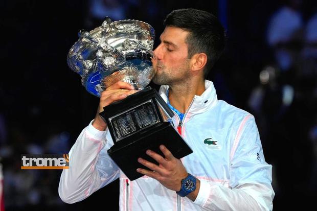 Novak Djokovic besa trofeo que no pudo disputar en el 2022 (Foto: AP)
