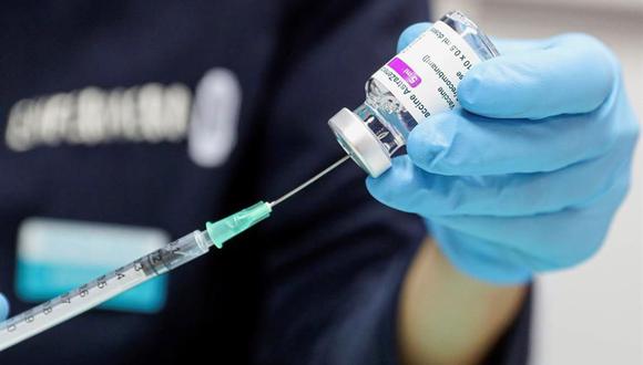 Estudiosos afirman que vacuna AstraZeneca también es eficaz frente a la nueva cepa británica (Foto referencial, EFE/Javier Cebollada).