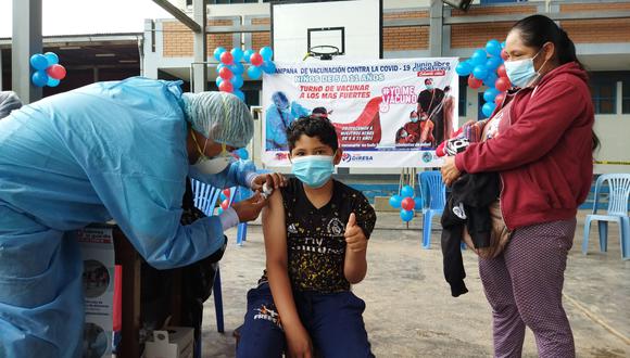 Los niños de 9 a 10 años acudieron acompañados de sus padres desde las 7 a.m. a los vacunatorios habilitados en las instituciones educativas. (Foto Diresa Junín)