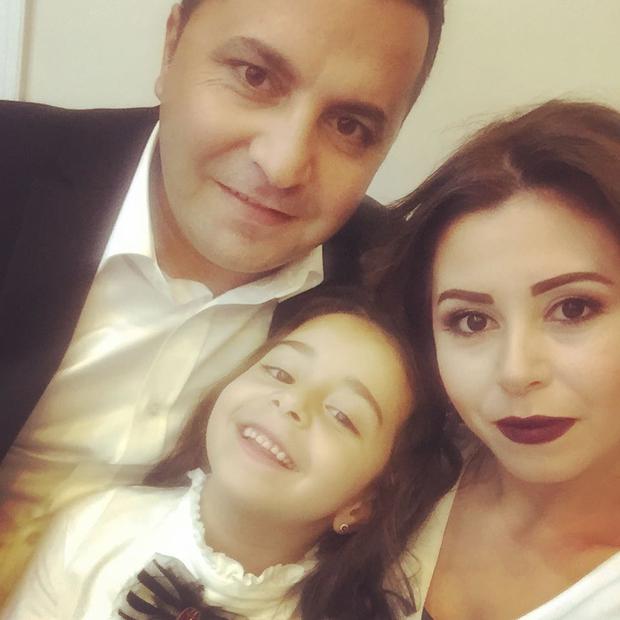 Ejder Gökyildiz y Mineson los padres de la actriz turca (Foto: Beren Gökyıldız/ Instagram)