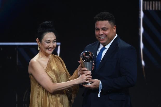 Marcia Aoki, viuda de Pelé, recibió un premio póstumo para 'O Rei' (Foto: AFP)