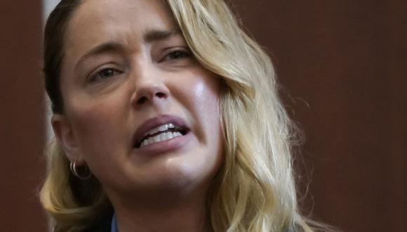 Amber Heard testifica sobre la primera vez que Johnny Depp la golpeó. Ella declara en el Tribunal de Circuito del Condado de Fairfax (Foto: Elizabeth Frantz / AFP)
