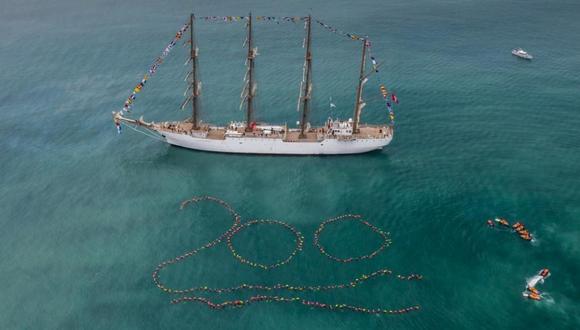 Nadadores de aguas abiertas formaron con sus cuerpos el número 200 como homenaje al Bicentenario de la Marina de Guerra del Perú.