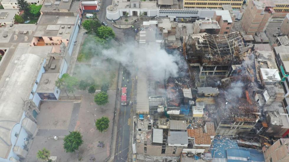 Incendio en jirón Andahuaylas sigue emanando humo tóxico. Los bomberos siguen en el lugar. Foto: Giancarlo Ávila @photo.gec