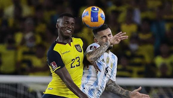 Ecuador's Moises Caicedo (L) and Argentina's Juan Foyth vie for the ball during their South American qualification football match for the FIFA World Cup Qatar 2022 at the Isidro Romero Monumental Stadium in Guayaquil, Ecuador, on March 29, 2022. (Photo by FRANKLIN JACOME / POOL / AFP)