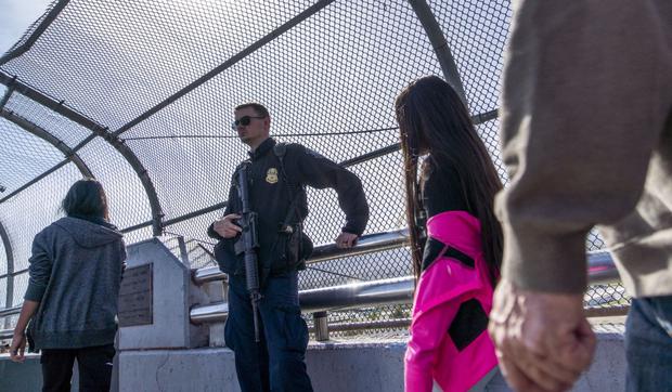 A customs and border security officer in the middle of the Paso del Norde Bridge on November 4, 2018 in El Paso, Texas (Photo: Paul Rutge / AFP)