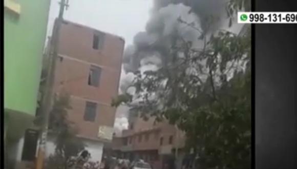 El incendio en la vivienda fue controlado por cuatro unidades de los Bomberos. (Captura: América Noticias)
