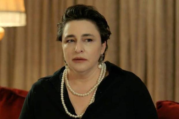 Esra Dermancıoğlu en el papel de Behice durante una escena de "Tierra amarga". (Foto: Tims & B Productions)