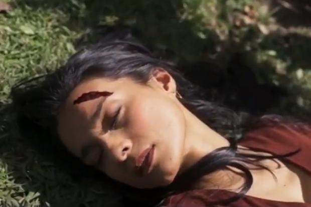 Jimena quedó inconsciente tras ataque de Romina (Foto: Pasión de gavilanes/Telemundo)