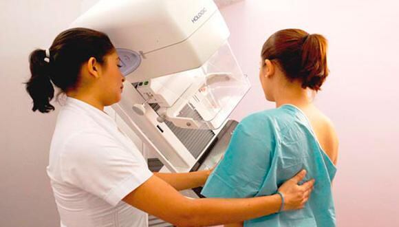 Las peruanas en general deben realizarse la mamografía en forma anual a partir de los 40 años, acompañado del examen físico a cargo de un mastólogo.