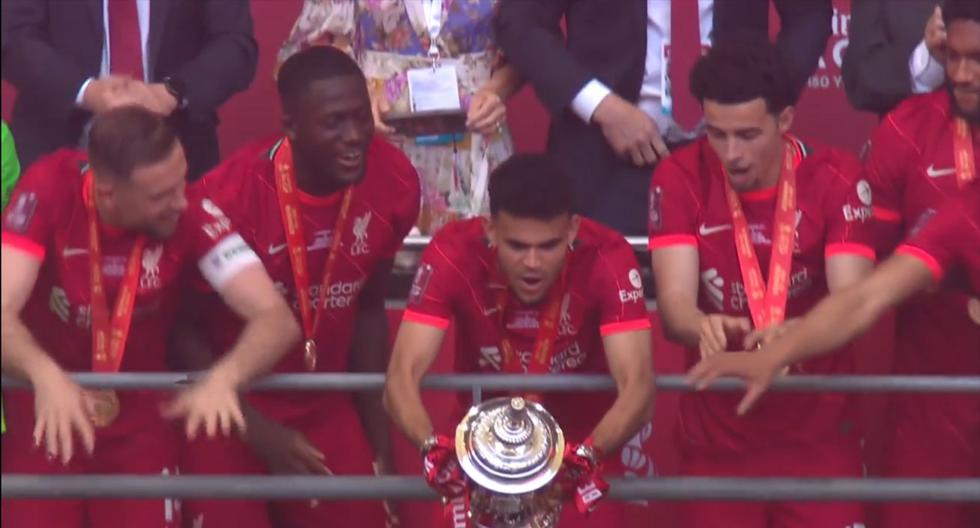Liverpool |  El incidente de Luis Díaz con el trofeo de la FA Cup tras la victoria del Liverpool sobre el Chelsea |  Colombia |  RMMD |  DEPORTES
