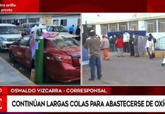 Arequipa:
                        personas hacen largas colas por oxígeno y sus
                        familiares esperan dentro de autos 