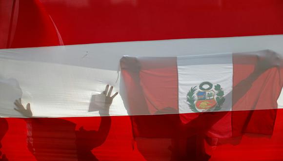 Instituciones puede colocar la bandera con el escudo, pero las viviendas no (Foto: Luka Gonzales/ AFP)