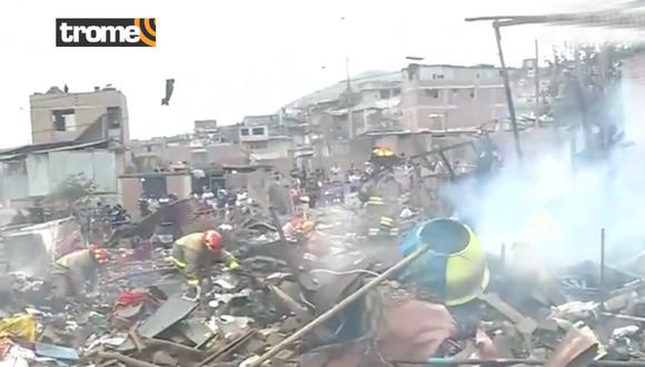 Incendio en vivienda por explosión de pirotécnicos cobra una víctima mortal.